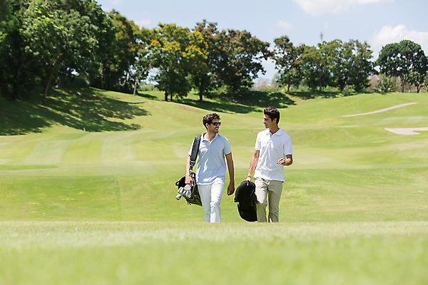 포토 JPG 주간 서양인 외국인 나무 식물 백인 해외기획촬영 라이프스타일 남자 스포츠 맨라이프 골프 모션 골프장 태국 하늘 들기 사람 잔디 상반신 20대 성인 야외 두명 앞모습 선글라스 운동 걷기 골프가방 2015년태국 남자만 성인남자만 청년만 청년남자만 성인만 국내포토 자연요소 아시아 안경 뷰포인트 가방 스포츠시설 골프용품 건강 인종 청년 생활 구기 파일형식