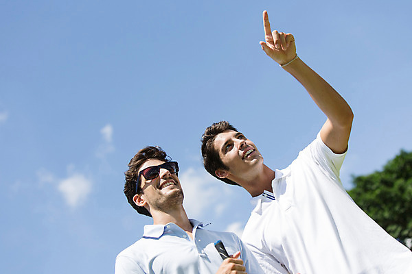 포토 JPG 주간 서양인 외국인 백인 구름 해외기획촬영 라이프스타일 응시 남자 로우앵글 맨라이프 골프 모션 골프장 필드 하늘 대화 서기 미소 들기 사람 손짓 상반신 20대 성인 야외 두명 선글라스 운동 골프채 가리킴 2015년태국 남자만 성인남자만 청년만 청년남자만 성인만 국내포토 자연요소 시선 안경 뷰포인트 스포츠시설 골프용품 표정 건강 말하기 인종 청년 생활 구기 파일형식