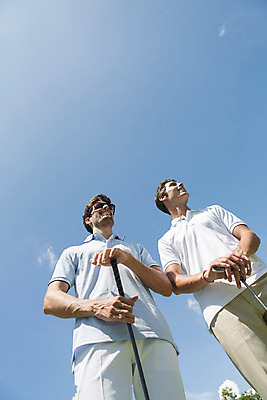 포토 JPG 주간 서양인 외국인 백인 구름 해외기획촬영 라이프스타일 응시 남자 스포츠 로우앵글 맨라이프 골프 모션 태국 하늘 대화 서기 들기 사람 상반신 20대 성인 야외 두명 앞모습 선글라스 운동 골프채 2015년태국 남자만 성인남자만 청년만 청년남자만 성인만 국내포토 자연요소 시선 아시아 안경 뷰포인트 골프용품 건강 말하기 인종 청년 생활 구기 파일형식