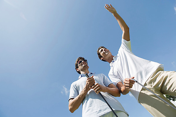 포토 JPG 주간 서양인 외국인 백인 해외기획촬영 라이프스타일 응시 남자 스포츠 로우앵글 맨라이프 골프 모션 골프장 태국 하늘 대화 서기 들기 사람 손짓 상반신 20대 성인 야외 두명 앞모습 선글라스 운동 햇빛 골프채 가리킴 2015년태국 남자만 성인남자만 청년만 청년남자만 성인만 국내포토 자연요소 시선 아시아 안경 뷰포인트 스포츠시설 골프용품 건강 말하기 인종 청년 생활 태양 구기 파일형식