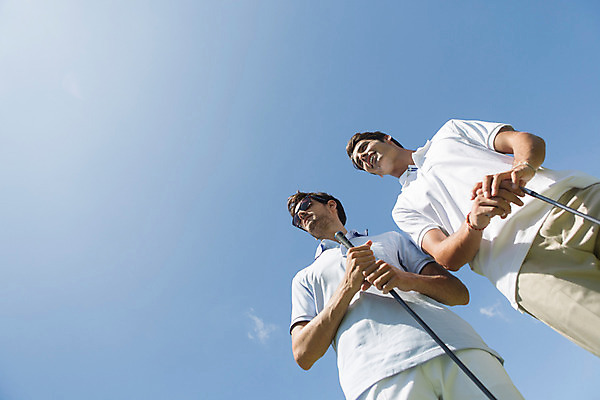 포토 JPG 주간 서양인 외국인 백인 해외기획촬영 라이프스타일 응시 남자 스포츠 로우앵글 맨라이프 골프 모션 골프장 태국 하늘 대화 서기 들기 사람 상반신 20대 성인 야외 두명 앞모습 선글라스 운동 골프채 2015년태국 남자만 성인남자만 청년만 청년남자만 성인만 국내포토 자연요소 시선 아시아 안경 뷰포인트 스포츠시설 골프용품 건강 말하기 인종 청년 생활 구기 파일형식