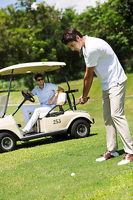 포토 JPG 주간 전신 서양인 외국인 나무 식물 백인 해외기획촬영 라이프스타일 응시 남자 스포츠 맨라이프 골프 모션 골프장 태국 필드 골프공 서기 들기 사람 앉기 20대 성인 야외 두명 옆모습 선글라스 운동 골프채 승차 2015년태국 남자만 성인남자만 청년만 청년남자만 성인만 국내포토 자연요소 시선 아시아 안경 뷰포인트 공 스포츠시설 골프용품 건강 인종 청년 생활 구기 파일형식
