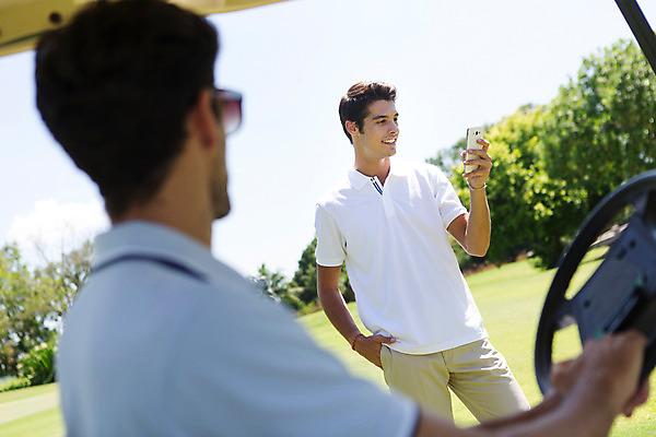 포토 JPG 주간 서양인 외국인 백인 해외기획촬영 라이프스타일 응시 남자 스포츠 맨라이프 골프 모션 골프장 태국 필드 서기 미소 들기 사람 앉기 잔디 상반신 20대 성인 야외 두명 스마트폰 운동 주머니손 골프카트 2015년태국 남자만 성인남자만 청년만 청년남자만 성인만 국내포토 자연요소 식물 시선 아시아 스포츠시설 골프용품 표정 건강 인종 청년 생활 핸드폰 스마트기기 구기 파일형식