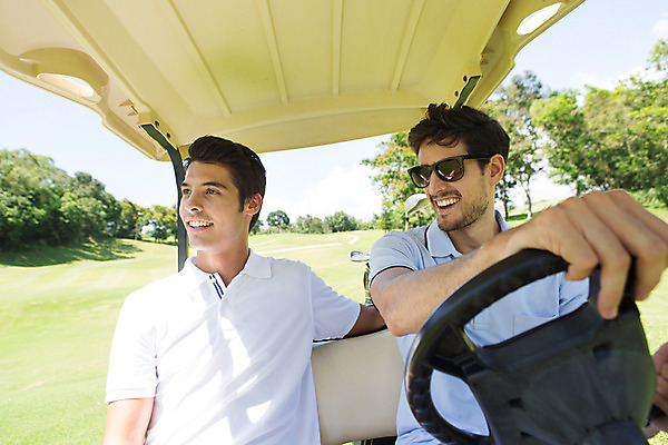 포토 JPG 주간 서양인 외국인 백인 해외기획촬영 라이프스타일 응시 남자 스포츠 맨라이프 이동 골프 모션 골프장 태국 필드 미소 사람 앉기 잔디 상반신 20대 성인 야외 두명 앞모습 선글라스 운동 골프카트 2015년태국 남자만 성인남자만 청년만 청년남자만 성인만 국내포토 자연요소 식물 시선 아시아 안경 뷰포인트 컨셉 스포츠시설 골프용품 표정 건강 인종 청년 생활 구기 파일형식