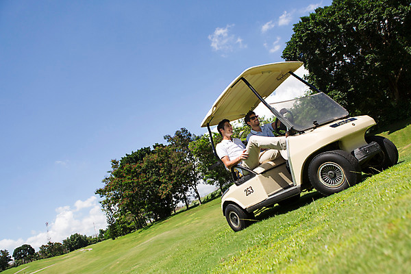 포토 JPG 주간 서양인 외국인 나무 식물 백인 구름 해외기획촬영 라이프스타일 남자 스포츠 맨라이프 이동 골프 모션 골프장 태국 필드 하늘 사람 앉기 잔디 상반신 20대 성인 야외 두명 옆모습 선글라스 운동 승차 골프카트 2015년태국 남자만 성인남자만 청년만 청년남자만 성인만 국내포토 자연요소 아시아 안경 뷰포인트 컨셉 스포츠시설 골프용품 건강 인종 청년 생활 구기 파일형식