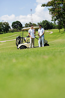 포토 JPG 주간 전신 서양인 외국인 나무 식물 백인 구름 해외기획촬영 라이프스타일 남자 스포츠 맨라이프 골프 모션 골프장 태국 필드 하늘 대화 서기 미소 사람 잔디 20대 성인 야외 두명 앞모습 운동 골프카트 2015년태국 남자만 성인남자만 청년만 청년남자만 성인만 국내포토 자연요소 아시아 뷰포인트 스포츠시설 골프용품 표정 건강 말하기 인종 청년 생활 구기 파일형식