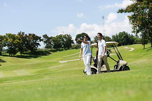 포토 JPG 주간 전신 서양인 외국인 백인 구름 해외기획촬영 라이프스타일 남자 스포츠 맨라이프 이동 골프 모션 골프장 태국 필드 하늘 사람 손짓 잔디 20대 성인 야외 두명 옆모습 선글라스 운동 걷기 가리킴 골프카트 2015년태국 남자만 성인남자만 청년만 청년남자만 성인만 국내포토 자연요소 식물 아시아 안경 뷰포인트 컨셉 스포츠시설 골프용품 건강 인종 청년 생활 구기 파일형식