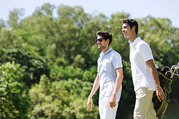 포토 JPG 주간 서양인 외국인 나무 식물 백인 해외기획촬영 라이프스타일 응시 남자 스포츠 맨라이프 이동 골프 모션 골프장 태국 필드 미소 들기 사람 잔디 상반신 20대 성인 야외 두명 옆모습 선글라스 운동 걷기 골프가방 2015년태국 남자만 성인남자만 청년만 청년남자만 성인만 국내포토 자연요소 시선 아시아 안경 뷰포인트 컨셉 가방 스포츠시설 골프용품 표정 건강 인종 청년 생활 구기 파일형식