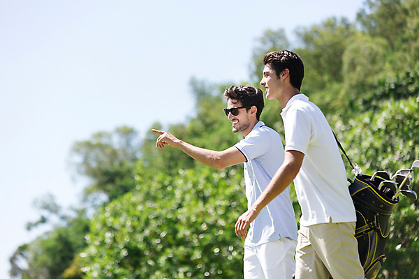 포토 JPG 주간 서양인 외국인 나무 식물 백인 해외기획촬영 라이프스타일 응시 남자 스포츠 맨라이프 이동 골프 모션 골프장 태국 들기 사람 손짓 상반신 20대 성인 야외 두명 옆모습 선글라스 운동 걷기 가리킴 골프가방 2015년태국 남자만 성인남자만 청년만 청년남자만 성인만 국내포토 자연요소 시선 아시아 안경 뷰포인트 컨셉 가방 스포츠시설 골프용품 건강 인종 청년 생활 구기 파일형식