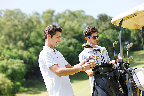 포토 JPG 주간 서양인 외국인 식물 백인 해외기획촬영 라이프스타일 남자 스포츠 맨라이프 골프 모션 골프장 태국 필드 서기 들기 사람 잔디 상반신 20대 성인 야외 두명 옆모습 선글라스 운동 골프채 선택 골프가방 골프카트 2015년태국 남자만 성인남자만 청년만 청년남자만 성인만 국내포토 자연요소 아시아 안경 뷰포인트 컨셉 가방 스포츠시설 골프용품 건강 인종 청년 생활 구기 파일형식