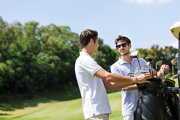 포토 JPG 주간 서양인 외국인 나무 식물 백인 구름 해외기획촬영 라이프스타일 남자 스포츠 맨라이프 골프 모션 골프장 필드 하늘 서기 미소 사람 잔디 상반신 20대 성인 야외 두명 앞모습 옆모습 선글라스 운동 마주보기 골프채 선택 골프가방 2015년태국 남자만 성인남자만 청년만 청년남자만 성인만 국내포토 자연요소 안경 뷰포인트 컨셉 가방 스포츠시설 골프용품 표정 건강 인종 청년 생활 구기 파일형식