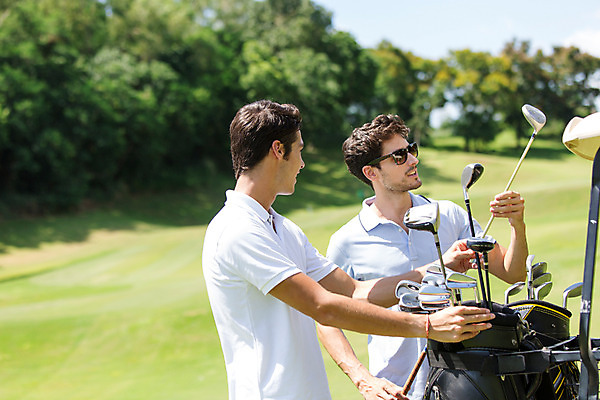 포토 JPG 주간 서양인 외국인 나무 식물 백인 해외기획촬영 라이프스타일 남자 스포츠 맨라이프 골프 모션 골프장 태국 필드 서기 사람 잔디 상반신 20대 성인 야외 두명 옆모습 선글라스 운동 골프채 선택 골프가방 2015년태국 남자만 성인남자만 청년만 청년남자만 성인만 국내포토 자연요소 아시아 안경 뷰포인트 컨셉 가방 스포츠시설 골프용품 건강 인종 청년 생활 구기 파일형식
