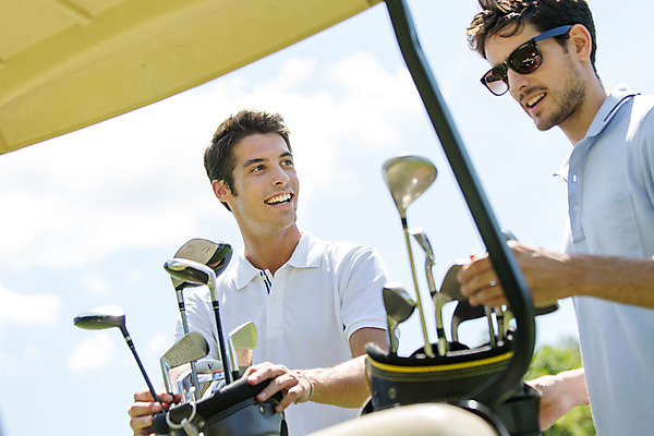 포토 JPG 주간 서양인 외국인 백인 해외기획촬영 라이프스타일 응시 남자 스포츠 맨라이프 골프 모션 골프장 태국 필드 서기 미소 사람 상반신 20대 성인 야외 두명 앞모습 선글라스 운동 골프채 선택 골프가방 골프카트 2015년태국 남자만 성인남자만 청년만 청년남자만 성인만 국내포토 자연요소 시선 아시아 안경 뷰포인트 컨셉 가방 스포츠시설 골프용품 표정 건강 인종 청년 생활 구기 파일형식