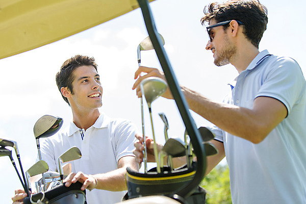 포토 JPG 주간 서양인 외국인 백인 해외기획촬영 라이프스타일 남자 스포츠 맨라이프 골프 모션 골프장 태국 서기 미소 사람 상반신 20대 성인 야외 두명 앞모습 선글라스 운동 골프채 선택 골프가방 2015년태국 남자만 성인남자만 청년만 청년남자만 성인만 국내포토 자연요소 아시아 안경 뷰포인트 컨셉 가방 스포츠시설 골프용품 표정 건강 인종 청년 생활 구기 파일형식