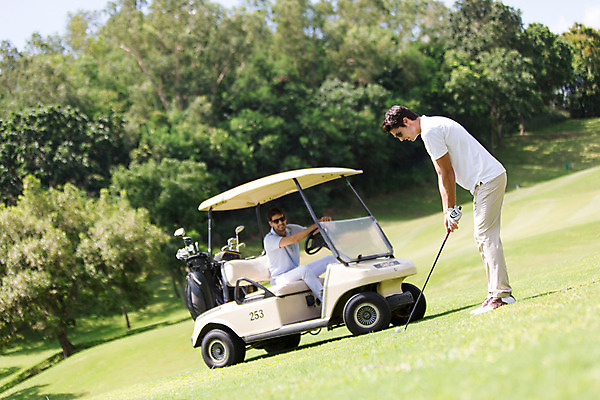 포토 JPG 주간 전신 서양인 외국인 나무 식물 백인 해외기획촬영 라이프스타일 남자 스포츠 맨라이프 골프 모션 골프장 태국 필드 골프공 서기 들기 사람 앉기 잔디 20대 성인 야외 두명 옆모습 선글라스 운동 골프채 골프카트 2015년태국 남자만 성인남자만 청년만 청년남자만 성인만 국내포토 자연요소 아시아 안경 뷰포인트 공 스포츠시설 골프용품 건강 인종 청년 생활 구기 파일형식