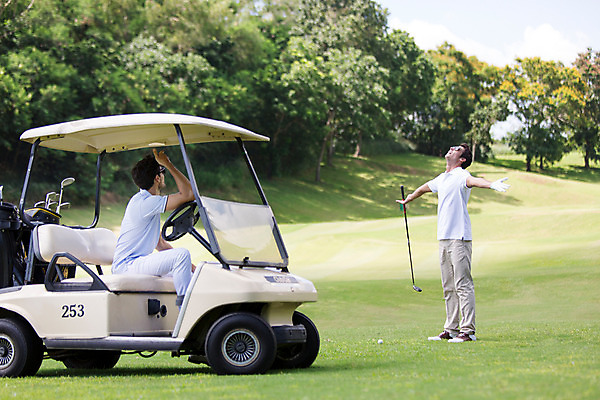 포토 JPG 주간 전신 서양인 외국인 나무 식물 백인 해외기획촬영 라이프스타일 남자 스포츠 맨라이프 골프 모션 골프장 태국 필드 팔벌리기 서기 들기 사람 앉기 손짓 잔디 20대 성인 야외 두명 옆모습 선글라스 운동 골프채 골프카트 2015년태국 남자만 성인남자만 청년만 청년남자만 성인만 국내포토 자연요소 아시아 안경 뷰포인트 스포츠시설 골프용품 건강 인종 청년 생활 구기 파일형식