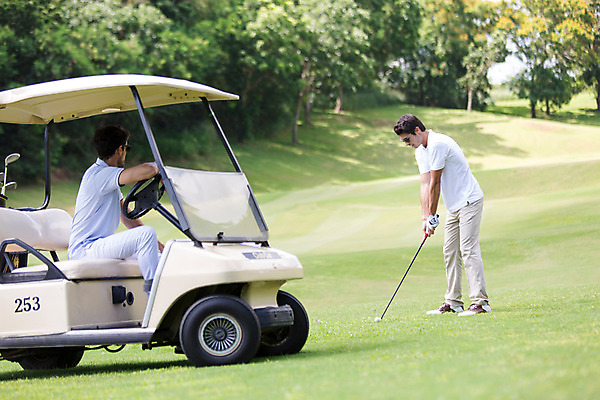 포토 JPG 주간 전신 서양인 외국인 나무 식물 백인 해외기획촬영 라이프스타일 남자 스포츠 맨라이프 골프 모션 골프장 태국 필드 서기 들기 사람 앉기 잔디 20대 성인 야외 두명 옆모습 운동 골프채 골프카트 2015년태국 남자만 성인남자만 청년만 청년남자만 성인만 국내포토 자연요소 아시아 뷰포인트 스포츠시설 골프용품 건강 인종 청년 생활 구기 파일형식