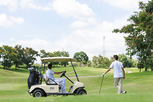 포토 JPG 주간 전신 서양인 외국인 백인 구름 해외기획촬영 라이프스타일 남자 스포츠 맨라이프 골프 모션 골프장 태국 필드 하늘 서기 사람 잔디 20대 성인 야외 두명 옆모습 뒷모습 운동 골프채 골프가방 골프카트 2015년태국 남자만 성인남자만 청년만 청년남자만 성인만 국내포토 자연요소 식물 아시아 뷰포인트 가방 스포츠시설 골프용품 건강 인종 청년 생활 구기 파일형식
