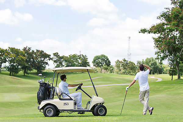 포토 JPG 주간 서양인 외국인 백인 구름 해외기획촬영 라이프스타일 응시 남자 스포츠 맨라이프 골프 모션 골프장 태국 필드 하늘 휴식 서기 사람 앉기 잔디 상반신 20대 성인 야외 두명 앞모습 옆모습 뒷모습 운동 골프채 골프가방 골프카트 2015년태국 남자만 성인남자만 청년만 청년남자만 성인만 국내포토 자연요소 식물 시선 아시아 뷰포인트 컨셉 가방 스포츠시설 골프용품 건강 인종 청년 생활 구기 파일형식