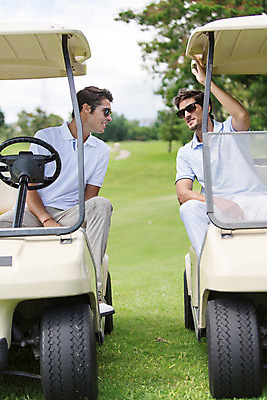 포토 JPG 주간 서양인 외국인 백인 해외기획촬영 라이프스타일 남자 스포츠 맨라이프 골프 모션 골프장 태국 필드 대화 사람 앉기 잔디 상반신 20대 성인 야외 두명 앞모습 선글라스 운동 골프카트 2015년태국 남자만 성인남자만 청년만 청년남자만 성인만 국내포토 자연요소 식물 아시아 안경 뷰포인트 스포츠시설 골프용품 건강 말하기 인종 청년 생활 구기 파일형식