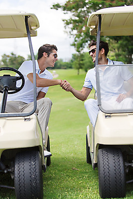 포토 JPG 주간 서양인 외국인 백인 해외기획촬영 라이프스타일 남자 스포츠 맨라이프 골프 모션 골프장 태국 필드 악수 미소 사람 앉기 잔디 상반신 20대 성인 야외 두명 앞모습 선글라스 운동 손잡기 골프카트 2015년태국 남자만 성인남자만 청년만 청년남자만 성인만 국내포토 자연요소 식물 아시아 안경 뷰포인트 스포츠시설 골프용품 표정 건강 인종 손짓 청년 생활 구기 파일형식