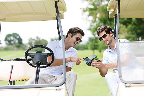 포토 JPG 주간 서양인 외국인 백인 해외기획촬영 라이프스타일 남자 스포츠 맨라이프 골프 모션 골프장 태국 필드 미소 들기 사람 앉기 잔디 상반신 20대 성인 야외 두명 앞모습 선글라스 운동 확인 골프카트 스코어 2015년태국 남자만 성인남자만 청년만 청년남자만 성인만 국내포토 자연요소 식물 아시아 안경 뷰포인트 스포츠시설 골프용품 표정 건강 인종 청년 생활 구기 파일형식
