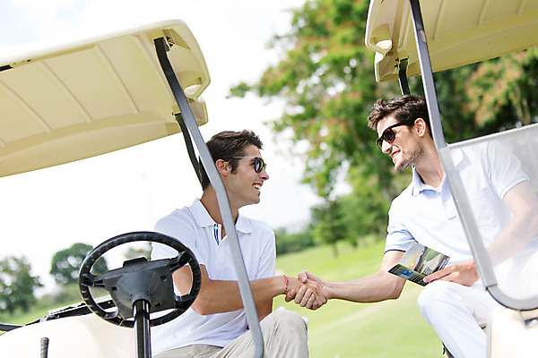 포토 JPG 주간 서양인 외국인 백인 해외기획촬영 라이프스타일 남자 스포츠 맨라이프 골프 모션 골프장 태국 필드 악수 미소 사람 앉기 잔디 상반신 20대 성인 야외 두명 앞모습 선글라스 운동 손잡기 골프카트 2015년태국 남자만 성인남자만 청년만 청년남자만 성인만 국내포토 자연요소 식물 아시아 안경 뷰포인트 스포츠시설 골프용품 표정 건강 인종 손짓 청년 생활 구기 파일형식