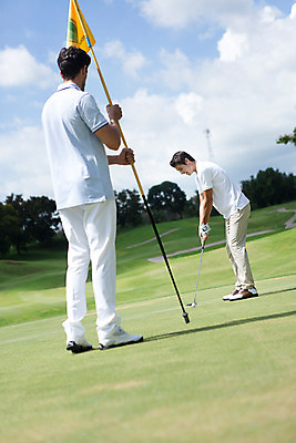 포토 JPG 주간 전신 서양인 외국인 나무 식물 백인 구름 해외기획촬영 라이프스타일 남자 스포츠 맨라이프 골프 모션 골프장 태국 필드 하늘 서기 들기 사람 잔디 20대 성인 야외 두명 옆모습 뒷모습 운동 골프채 깃발 2015년태국 남자만 성인남자만 청년만 청년남자만 성인만 국내포토 자연요소 아시아 뷰포인트 스포츠시설 골프용품 건강 인종 청년 생활 구기 파일형식