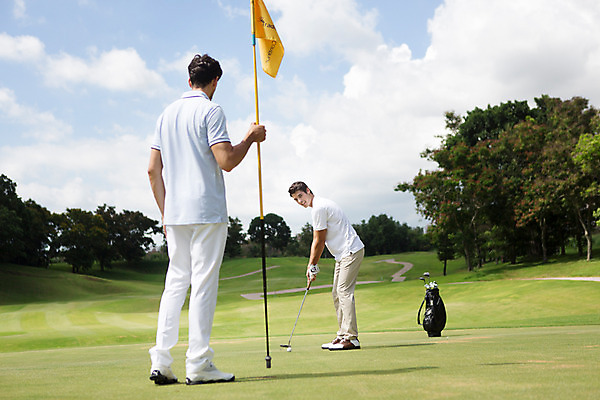 포토 JPG 주간 전신 서양인 외국인 나무 식물 백인 구름 해외기획촬영 라이프스타일 남자 스포츠 맨라이프 골프 모션 골프장 태국 필드 하늘 골프공 서기 들기 사람 잔디 20대 성인 야외 두명 옆모습 뒷모습 운동 골프채 깃발 골프가방 2015년태국 남자만 성인남자만 청년만 청년남자만 성인만 국내포토 자연요소 아시아 뷰포인트 가방 공 스포츠시설 골프용품 건강 인종 청년 생활 구기 파일형식