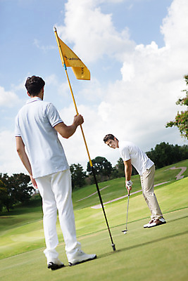 포토 JPG 주간 서양인 외국인 나무 식물 백인 구름 해외기획촬영 라이프스타일 남자 스포츠 맨라이프 골프 모션 골프장 태국 필드 하늘 골프공 서기 들기 사람 잔디 상반신 20대 성인 야외 두명 옆모습 뒷모습 운동 골프채 깃발 2015년태국 남자만 성인남자만 청년만 청년남자만 성인만 국내포토 자연요소 아시아 뷰포인트 공 스포츠시설 골프용품 건강 인종 청년 생활 구기 파일형식