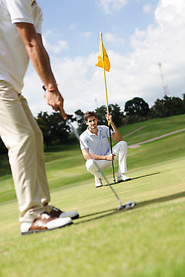 포토 JPG 주간 전신 서양인 외국인 백인 구름 해외기획촬영 라이프스타일 남자 스포츠 맨라이프 골프 모션 골프장 태국 필드 하늘 서기 들기 사람 앉기 잔디 20대 성인 야외 두명 앞모습 옆모습 운동 골프채 하반신 깃발 2015년태국 남자만 성인남자만 청년만 청년남자만 성인만 국내포토 자연요소 식물 아시아 뷰포인트 스포츠시설 골프용품 건강 인종 청년 생활 구기 파일형식