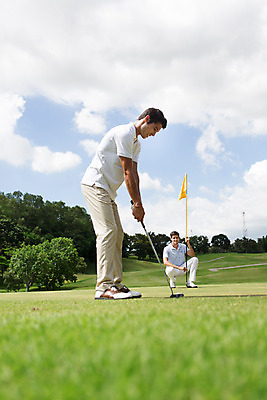 포토 JPG 주간 전신 서양인 외국인 나무 식물 백인 구름 해외기획촬영 라이프스타일 남자 스포츠 맨라이프 골프 모션 골프장 태국 필드 하늘 서기 들기 사람 앉기 잔디 20대 성인 야외 두명 옆모습 운동 골프채 깃발 2015년태국 남자만 성인남자만 청년만 청년남자만 성인만 국내포토 자연요소 아시아 뷰포인트 스포츠시설 골프용품 건강 인종 청년 생활 구기 파일형식