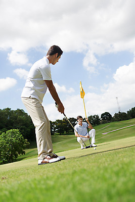 포토 JPG 주간 전신 서양인 외국인 나무 식물 백인 구름 해외기획촬영 라이프스타일 남자 스포츠 맨라이프 골프 모션 골프장 태국 필드 하늘 골프공 서기 들기 사람 잔디 20대 성인 야외 두명 앞모습 옆모습 운동 골프채 깃발 2015년태국 남자만 성인남자만 청년만 청년남자만 성인만 국내포토 자연요소 아시아 뷰포인트 공 스포츠시설 골프용품 건강 인종 청년 생활 구기 파일형식
