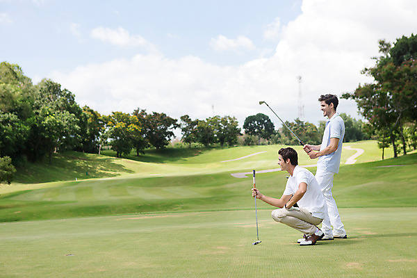 포토 JPG 주간 전신 서양인 외국인 나무 식물 백인 구름 해외기획촬영 라이프스타일 응시 남자 스포츠 맨라이프 골프 모션 골프장 태국 필드 하늘 서기 들기 사람 잔디 20대 성인 야외 두명 옆모습 운동 골프채 2015년태국 남자만 성인남자만 청년만 청년남자만 성인만 국내포토 자연요소 시선 아시아 뷰포인트 스포츠시설 골프용품 건강 인종 청년 생활 구기 파일형식