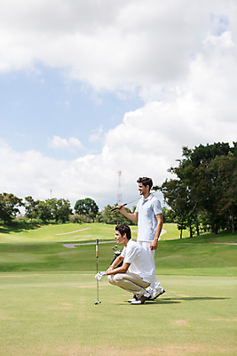 포토 JPG 주간 전신 서양인 외국인 나무 식물 백인 구름 해외기획촬영 라이프스타일 응시 남자 스포츠 맨라이프 골프 모션 골프장 태국 필드 하늘 서기 들기 사람 앉기 잔디 20대 성인 야외 두명 옆모습 운동 골프채 2015년태국 남자만 성인남자만 청년만 청년남자만 성인만 국내포토 자연요소 시선 아시아 뷰포인트 스포츠시설 골프용품 건강 인종 청년 생활 구기 파일형식