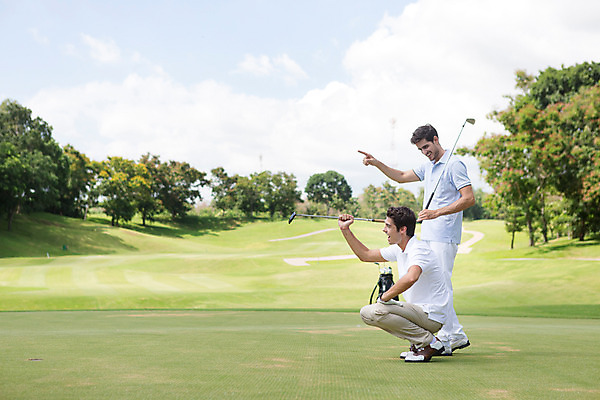 포토 JPG 주간 전신 서양인 외국인 식물 백인 구름 해외기획촬영 라이프스타일 응시 남자 스포츠 맨라이프 골프 모션 골프장 태국 필드 하늘 서기 들기 사람 앉기 손짓 잔디 20대 성인 야외 두명 옆모습 운동 골프채 가리킴 2015년태국 남자만 성인남자만 청년만 청년남자만 성인만 국내포토 자연요소 시선 아시아 뷰포인트 스포츠시설 골프용품 건강 인종 청년 생활 구기 파일형식