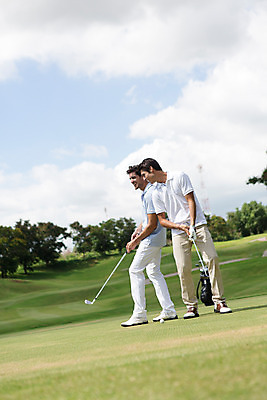 포토 JPG 주간 전신 서양인 외국인 백인 구름 해외기획촬영 라이프스타일 남자 스포츠 맨라이프 골프 장난 모션 골프장 태국 필드 하늘 서기 미소 들기 사람 잔디 20대 성인 야외 두명 앞모습 옆모습 운동 골프채 2015년태국 남자만 성인남자만 청년만 청년남자만 성인만 국내포토 자연요소 식물 아시아 뷰포인트 스포츠시설 골프용품 표정 건강 인종 청년 생활 구기 파일형식