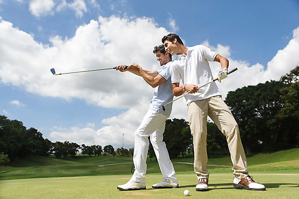 포토 JPG 주간 전신 서양인 외국인 나무 식물 백인 구름 해외기획촬영 라이프스타일 남자 스포츠 맨라이프 골프 장난 모션 골프장 태국 필드 하늘 골프공 서기 들기 사람 잔디 20대 성인 야외 두명 앞모습 옆모습 운동 골프채 2015년태국 남자만 성인남자만 청년만 청년남자만 성인만 국내포토 자연요소 아시아 뷰포인트 공 스포츠시설 골프용품 건강 인종 청년 생활 구기 파일형식