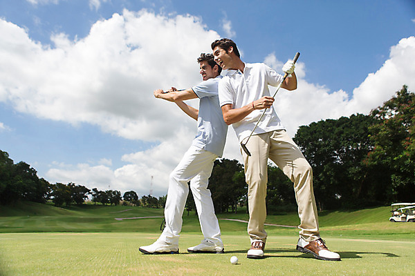포토 JPG 주간 전신 서양인 외국인 식물 백인 구름 해외기획촬영 라이프스타일 남자 스포츠 맨라이프 골프 모션 골프장 태국 필드 하늘 골프공 서기 들기 사람 잔디 20대 성인 야외 두명 앞모습 옆모습 운동 골프채 2015년태국 남자만 성인남자만 청년만 청년남자만 성인만 국내포토 자연요소 아시아 뷰포인트 공 스포츠시설 골프용품 건강 인종 청년 생활 구기 파일형식