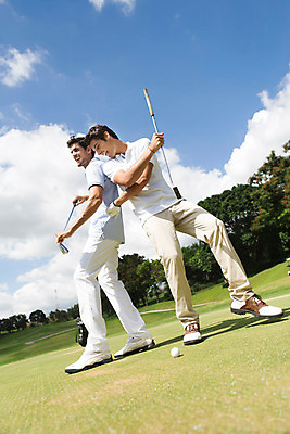 포토 JPG 주간 전신 서양인 외국인 식물 백인 구름 해외기획촬영 라이프스타일 남자 스포츠 맨라이프 골프 장난 모션 골프장 태국 필드 하늘 골프공 서기 들기 사람 잔디 20대 성인 야외 두명 앞모습 옆모습 운동 골프채 2015년태국 남자만 성인남자만 청년만 청년남자만 성인만 국내포토 자연요소 아시아 뷰포인트 공 스포츠시설 골프용품 건강 인종 청년 생활 구기 파일형식