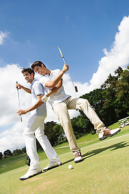 포토 JPG 주간 전신 서양인 외국인 나무 식물 백인 구름 해외기획촬영 라이프스타일 남자 스포츠 맨라이프 골프 장난 모션 골프장 태국 필드 하늘 서기 미소 들기 사람 잔디 20대 성인 야외 두명 앞모습 운동 골프채 2015년태국 남자만 성인남자만 청년만 청년남자만 성인만 국내포토 자연요소 아시아 뷰포인트 스포츠시설 골프용품 표정 건강 인종 청년 생활 구기 파일형식