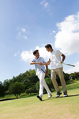 포토 JPG 주간 전신 서양인 외국인 나무 식물 백인 구름 해외기획촬영 라이프스타일 남자 스포츠 맨라이프 골프 모션 골프장 태국 필드 하늘 악수 미소 들기 사람 잔디 20대 성인 야외 두명 앞모습 운동 걷기 골프채 2015년태국 남자만 성인남자만 청년만 청년남자만 성인만 국내포토 자연요소 아시아 뷰포인트 스포츠시설 골프용품 표정 건강 인종 손짓 청년 생활 구기 파일형식