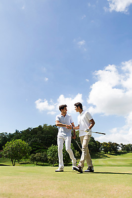 포토 JPG 주간 전신 서양인 외국인 나무 식물 백인 구름 해외기획촬영 라이프스타일 남자 스포츠 맨라이프 골프 모션 골프장 태국 필드 하늘 악수 들기 사람 잔디 20대 성인 야외 두명 앞모습 운동 걷기 골프채 2015년태국 남자만 성인남자만 청년만 청년남자만 성인만 국내포토 자연요소 아시아 뷰포인트 스포츠시설 골프용품 건강 인종 손짓 청년 생활 구기 파일형식