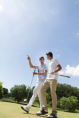 포토 JPG 주간 전신 서양인 외국인 나무 식물 백인 해외기획촬영 라이프스타일 남자 스포츠 맨라이프 골프 모션 골프장 태국 필드 하늘 대화 들기 사람 손짓 잔디 20대 성인 야외 두명 옆모습 운동 걷기 골프채 가리킴 2015년태국 남자만 성인남자만 청년만 청년남자만 성인만 국내포토 자연요소 아시아 뷰포인트 스포츠시설 골프용품 건강 말하기 인종 청년 생활 구기 파일형식