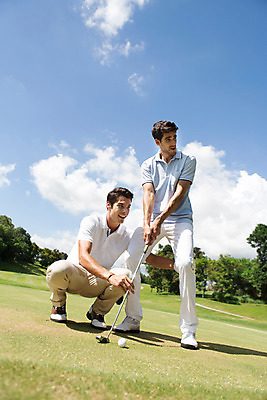 포토 JPG 주간 전신 서양인 외국인 나무 식물 백인 구름 해외기획촬영 라이프스타일 응시 남자 스포츠 맨라이프 포즈 골프 모션 골프장 태국 필드 하늘 서기 미소 들기 사람 앉기 잔디 20대 성인 야외 두명 앞모습 운동 골프채 감독 2015년태국 남자만 성인남자만 청년만 청년남자만 성인만 국내포토 자연요소 직업 시선 아시아 뷰포인트 스포츠시설 골프용품 표정 건강 인종 청년 생활 구기 파일형식