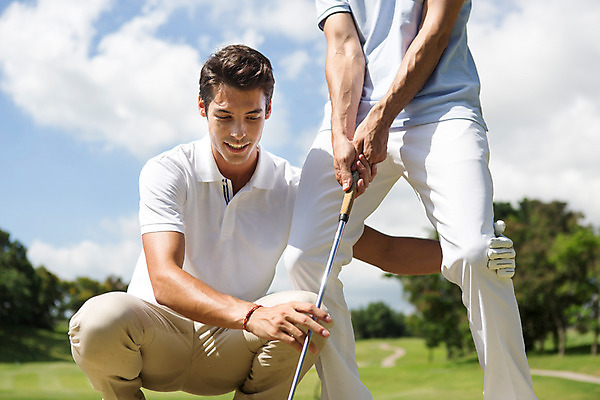 포토 JPG 주간 서양인 외국인 나무 백인 구름 해외기획촬영 라이프스타일 남자 스포츠 맨라이프 포즈 골프 모션 골프장 태국 필드 하늘 서기 미소 들기 사람 앉기 잔디 상반신 20대 성인 야외 두명 앞모습 운동 골프채 하반신 감독 2015년태국 남자만 성인남자만 청년만 청년남자만 성인만 국내포토 자연요소 식물 직업 아시아 뷰포인트 스포츠시설 골프용품 표정 건강 인종 청년 생활 구기 파일형식