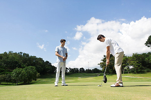 포토 JPG 주간 전신 서양인 외국인 나무 식물 백인 구름 해외기획촬영 라이프스타일 응시 남자 스포츠 맨라이프 골프 모션 골프장 태국 필드 하늘 골프공 서기 들기 사람 잔디 20대 성인 야외 두명 옆모습 운동 골프채 골프가방 2015년태국 남자만 성인남자만 청년만 청년남자만 성인만 국내포토 자연요소 시선 아시아 뷰포인트 가방 공 스포츠시설 골프용품 건강 인종 청년 생활 구기 파일형식