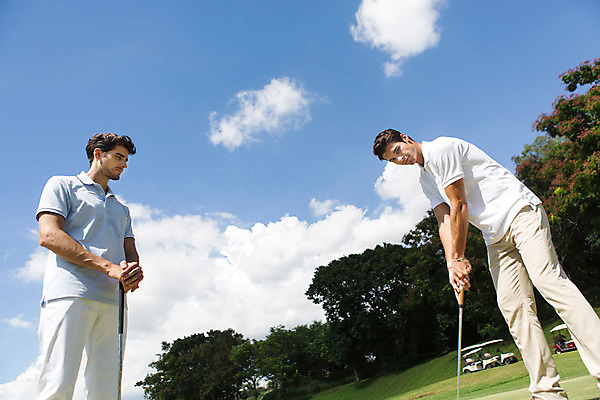 포토 JPG 주간 서양인 외국인 나무 식물 백인 구름 해외기획촬영 라이프스타일 응시 남자 스포츠 맨라이프 골프 모션 골프장 태국 필드 하늘 서기 들기 사람 잔디 상반신 20대 성인 야외 두명 옆모습 운동 골프채 2015년태국 남자만 성인남자만 청년만 청년남자만 성인만 국내포토 자연요소 시선 아시아 뷰포인트 스포츠시설 골프용품 건강 인종 청년 생활 구기 파일형식