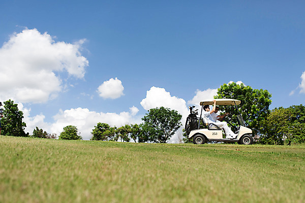 포토 JPG 주간 전신 서양인 외국인 나무 식물 백인 구름 해외기획촬영 라이프스타일 남자 맨라이프 이동 골프 모션 골프장 태국 필드 하늘 사람 잔디 20대 성인 야외 두명 운동 승차 골프카트 2015년태국 남자만 성인남자만 청년만 청년남자만 성인만 국내포토 자연요소 아시아 컨셉 스포츠시설 골프용품 건강 인종 청년 생활 구기 파일형식