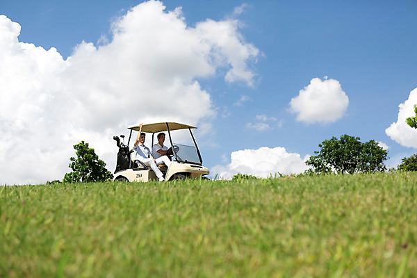 포토 JPG 주간 전신 서양인 외국인 나무 식물 백인 구름 해외기획촬영 라이프스타일 남자 맨라이프 골프 모션 골프장 태국 필드 하늘 사람 앉기 잔디 20대 성인 야외 두명 옆모습 운동 승차 골프카트 2015년태국 남자만 성인남자만 청년만 청년남자만 성인만 국내포토 자연요소 아시아 뷰포인트 스포츠시설 골프용품 건강 인종 청년 생활 구기 파일형식